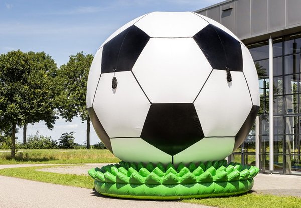 accroche regards évenementiel, structure gonflable pour la fete du sport, fete du club avec un gonflable géant, ballon de football